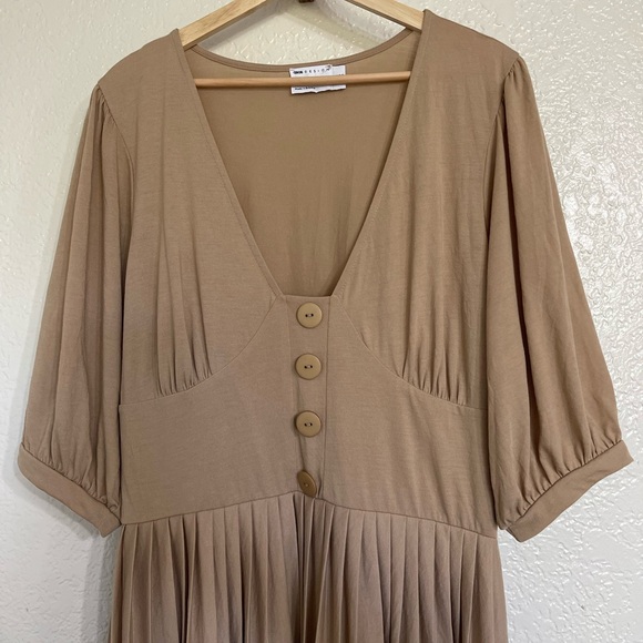 ASOS DESIGN midi short sleeve pleated dress with button detail in camel, size 12 - Picture 2 of 7